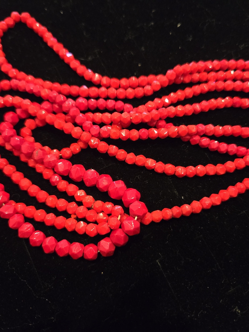 Vibrant Red Faceted Glass Bead Single Stand Necklace Graduated At The End⁹